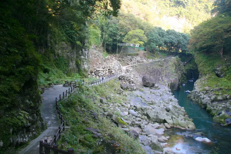 渓谷に沿って整備されている高千穂峡の遊歩道 
