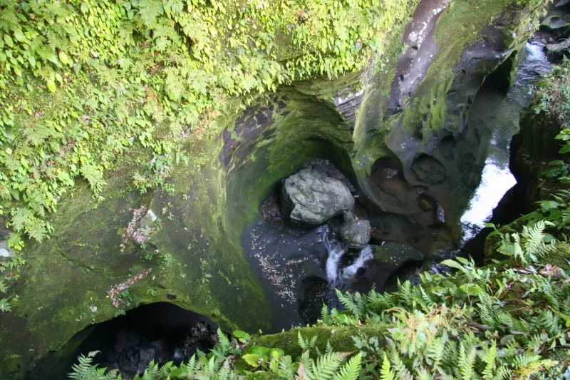 水流の渦巻きが岩を削り造られる丸く窪んだポットホール（甌穴） 