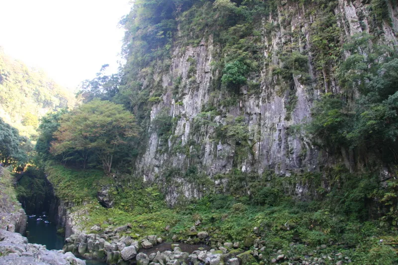 遊歩道の途中に見られる高さ７０ｍの断崖「仙人の屏風岩」 