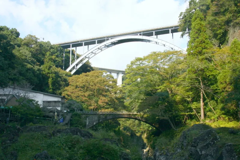 ３つの橋が同時に見ることができ、下から神橋・神都高千穂大橋・高千穂大橋 