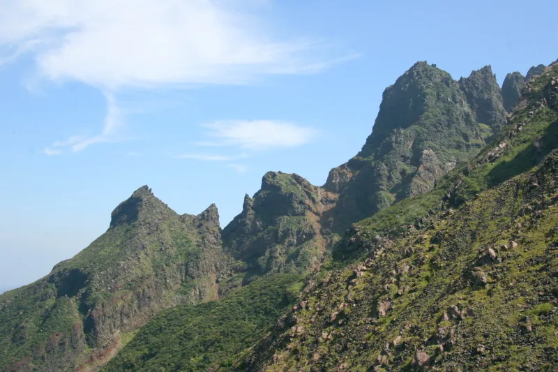 途中、左手に見える尖った岩山の鷲ヶ峰と虎ヶ峰 