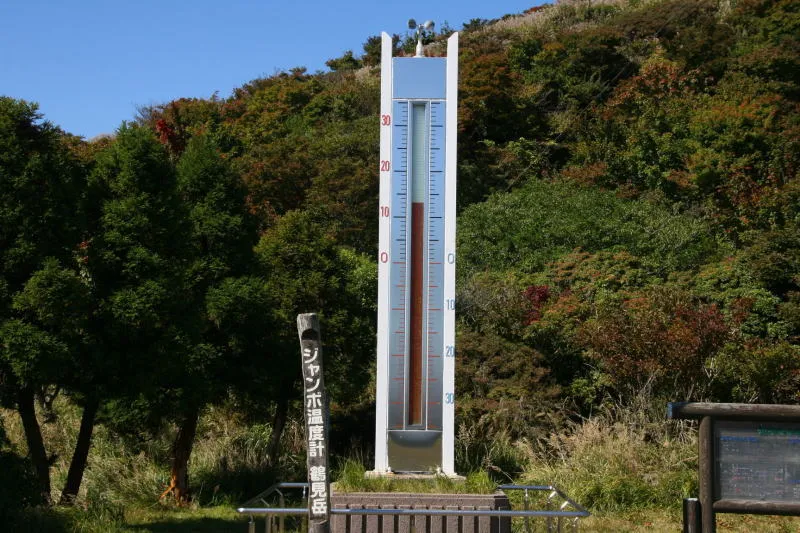 山頂広場で目立つ存在の高さ５ｍほどあるジャンボ温度計 