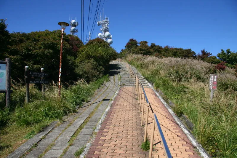 鶴見岳山頂へ続く上り坂。山頂付近は遊歩道が綺麗に整備 