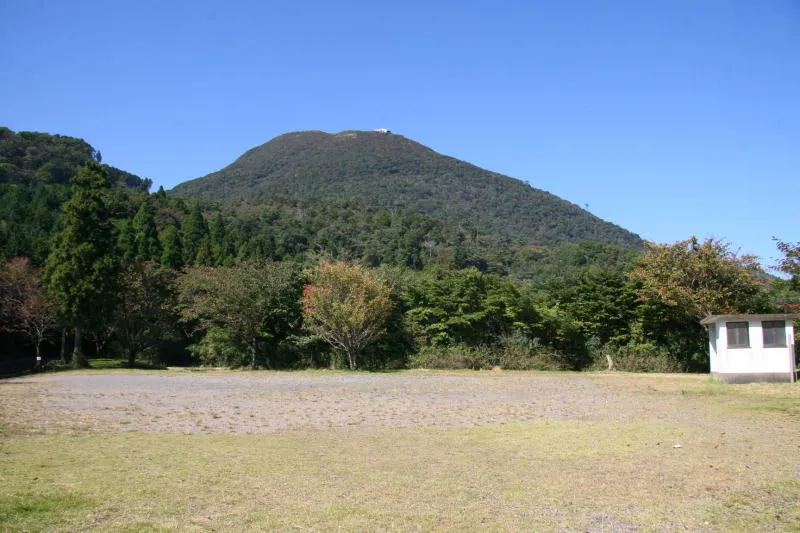 後ろに山頂を眺めることができる鶴見岳の登山口 