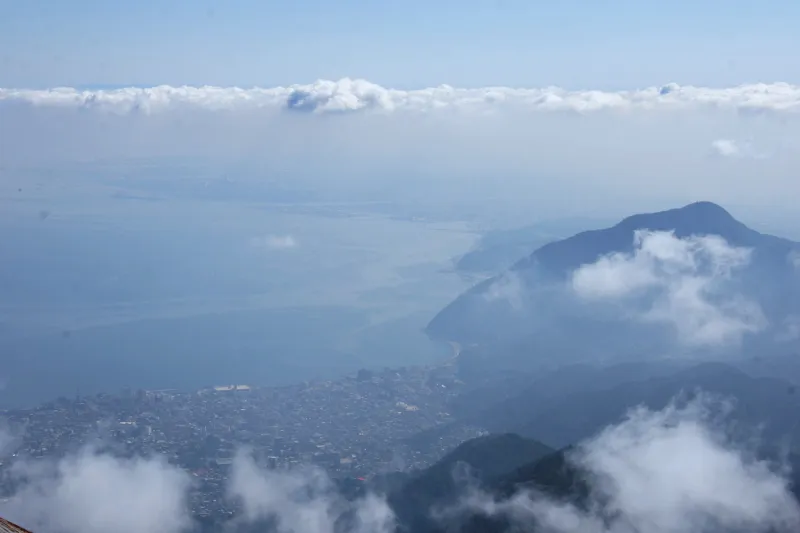 海の先に見える大分市内と高崎山（写真の右端） 