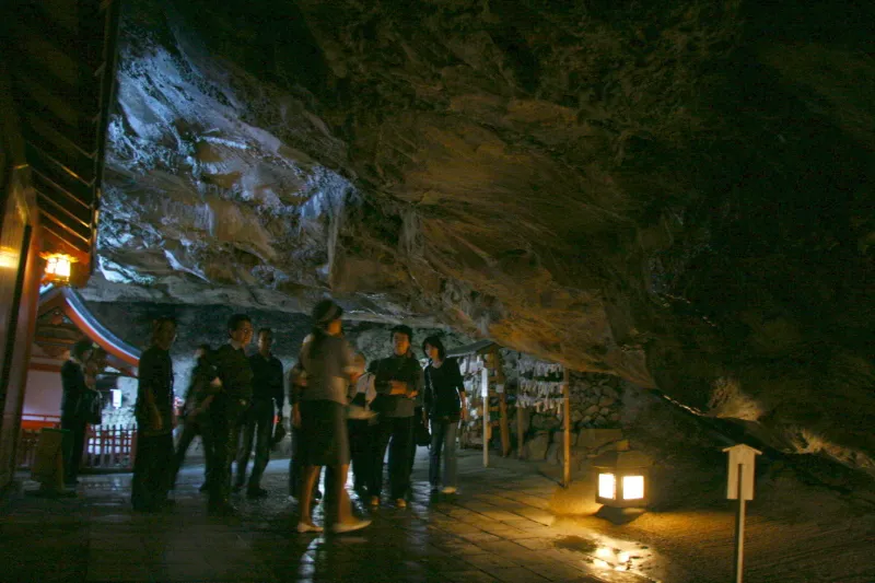 洞窟の中は広く、「産湯の跡」や「お乳岩」など点在 