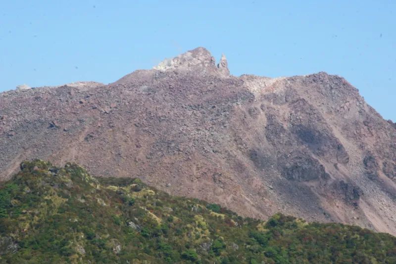平成新山を拡大するとゴツゴツ岩が特徴の溶岩ドーム 