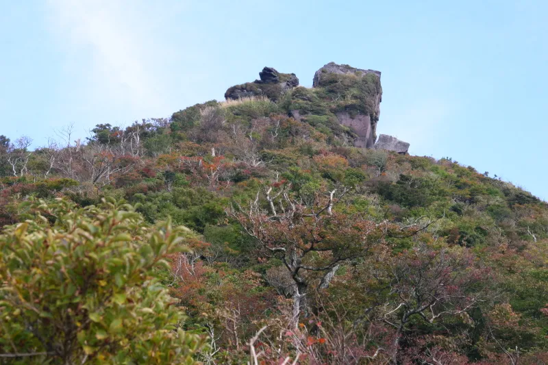 急坂を１０分ほど登ると見えてくる岩の突き出した山頂 