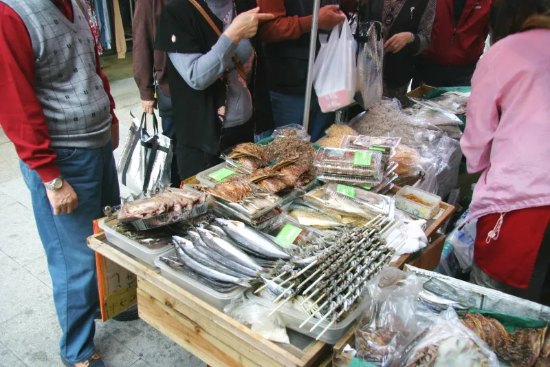 新鮮な魚や干物など観光客にも人気の朝市 