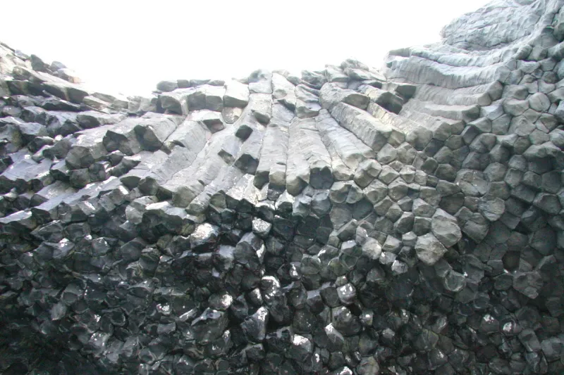 近くで見学できる七ツ釜は柱状節理と呼ばれる玄武岩 
