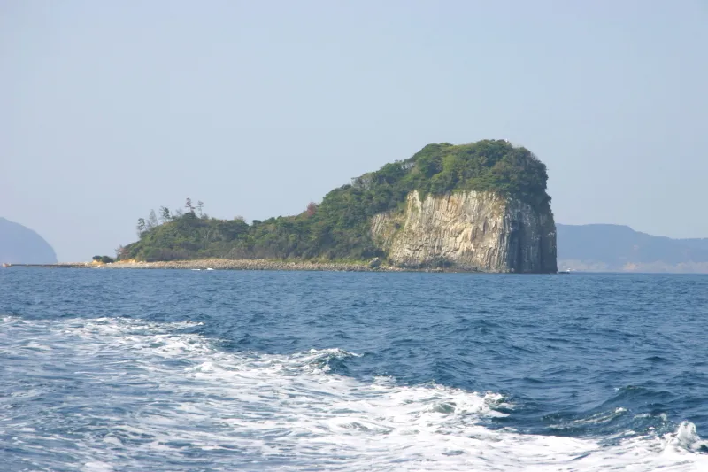 海中展望船「ジーラ」が遊覧する沖合に見える鷹島 