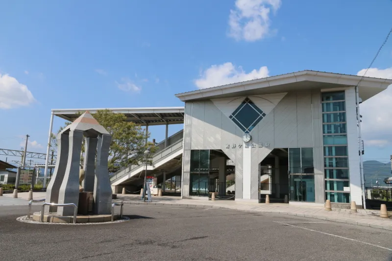 大きな駅舎が立っている吉野ヶ里公園駅 