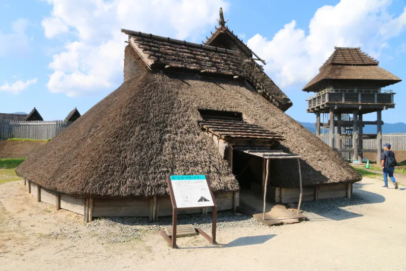 様々な建物が復元されている吉野ヶ里遺跡の北内郭 