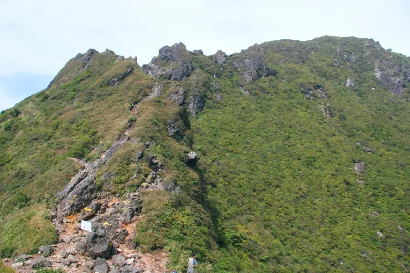 鎖場が設置されているマタエから西峰へ続く登山道 