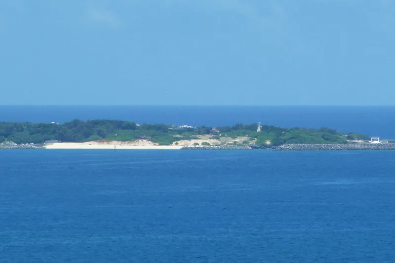 久高島を望遠レンズで撮影。沖合６ｋｍに浮かぶ小さな島 