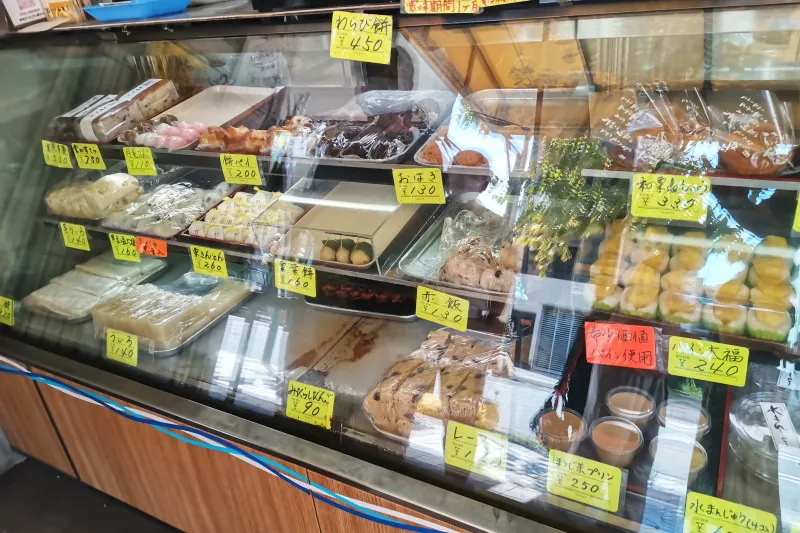 ケースには様々な和菓子が並び、お客さんがたえないお店 