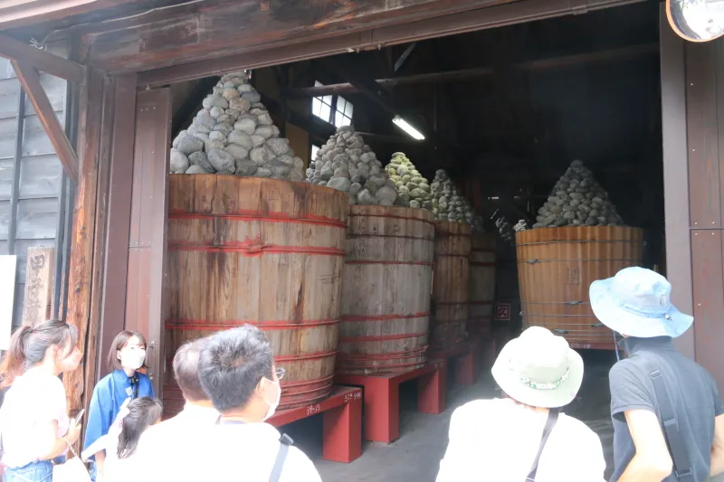 大豆を２年間かけて熟成させる巨大な桶が並ぶ味噌蔵 