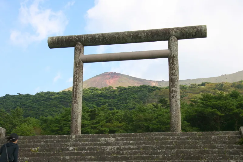 うしろに高千穂峰がそびえ立つ、霧島神宮跡 