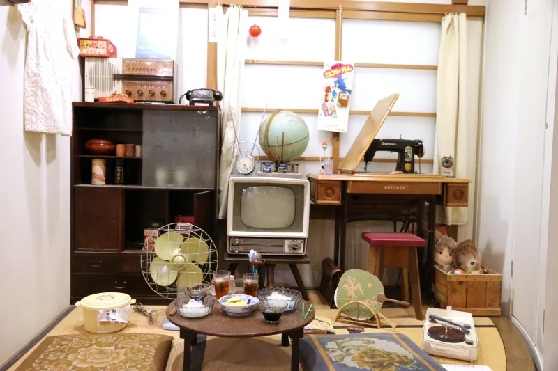 白黒テレビやミシンが置かれる昭和３０年代の居間を再現 