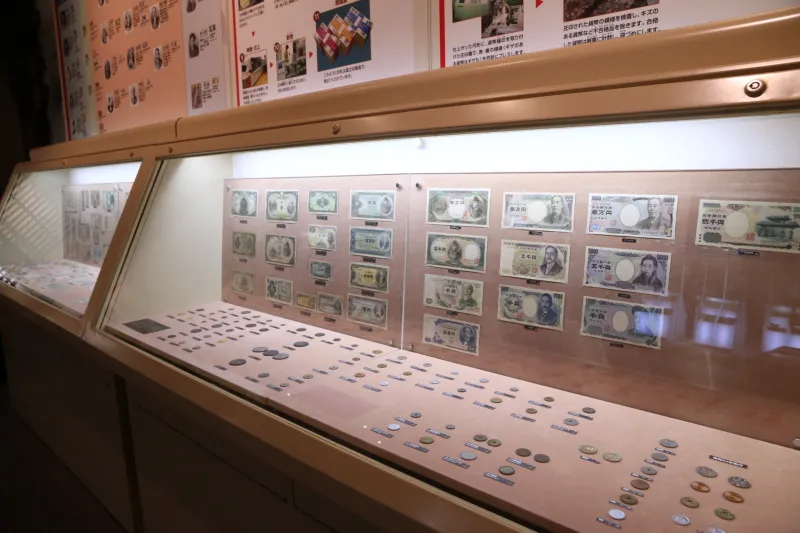 現在までに日本国内で発行された紙幣と貨幣の展示コーナー 
