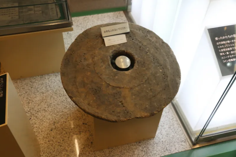 世界最大の貨幣とされるミクロネシア連邦ヤップ島の石貨 