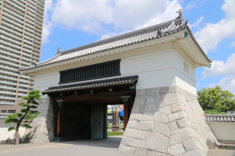 １９９３年に復元された岡崎城の正門となっている大手門 