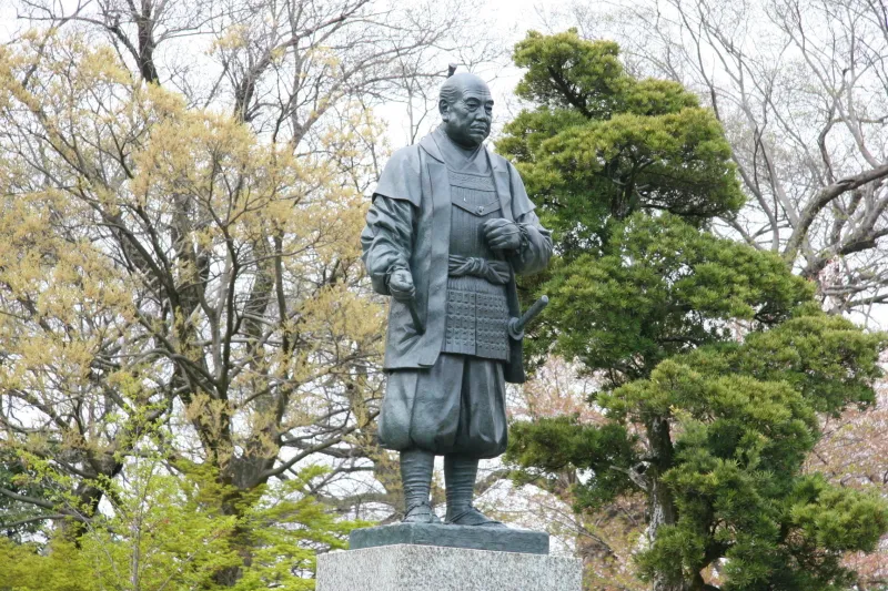 この地で誕生し、天下統一を成し遂げた徳川家康の銅像 
