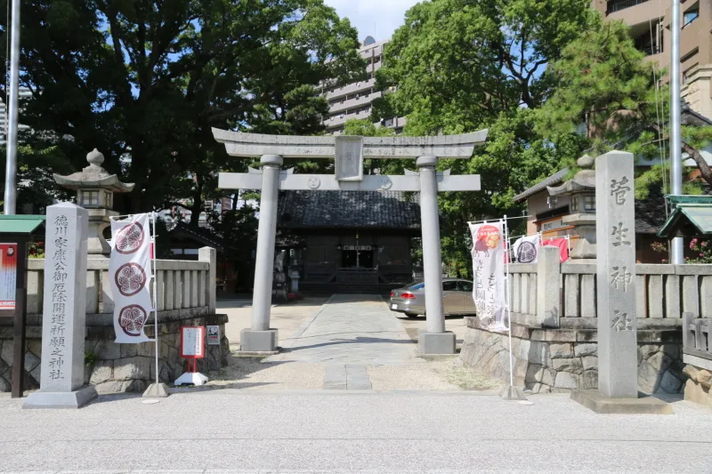 ビルや住宅の立ち並ぶ町の中にある菅生神社 