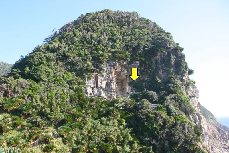 断崖絶壁に立っている神社（矢印のところが本殿） 