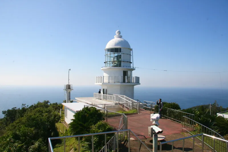 都井岬の観光スポットになっている都井岬灯台 