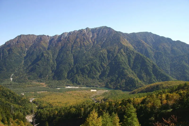目の前に霞沢岳、眼下に大正池が見える東方向の景色 