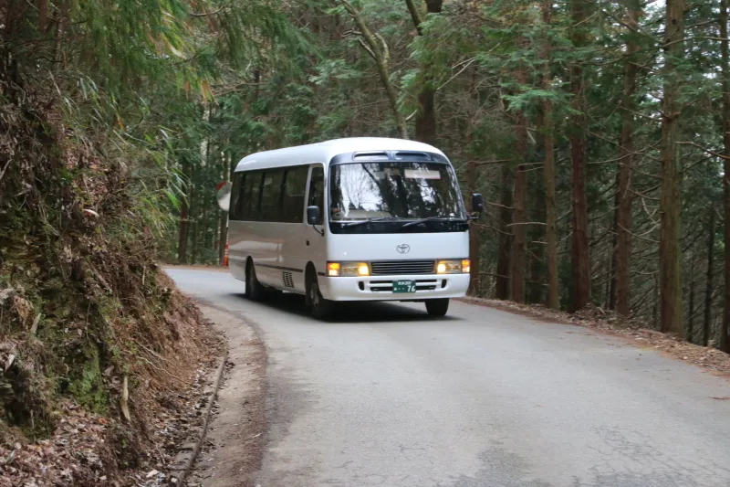 山の中を走る奥千本バス 