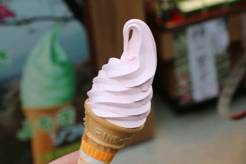 桜の名所の吉野山限定さくらソフトクリーム 